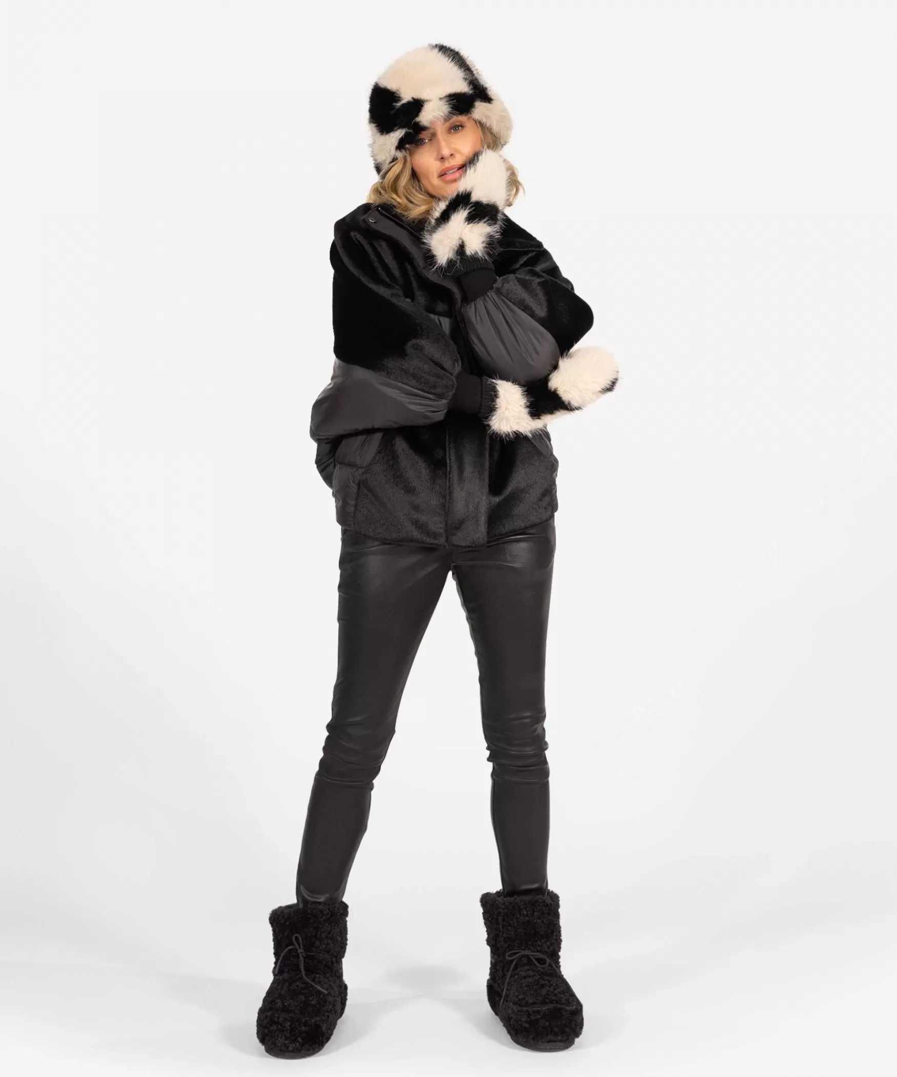 bucket_hat__fur__blackbeige_19648.webp IBANA Bucket hat - Fur | < Hoeden En Petten